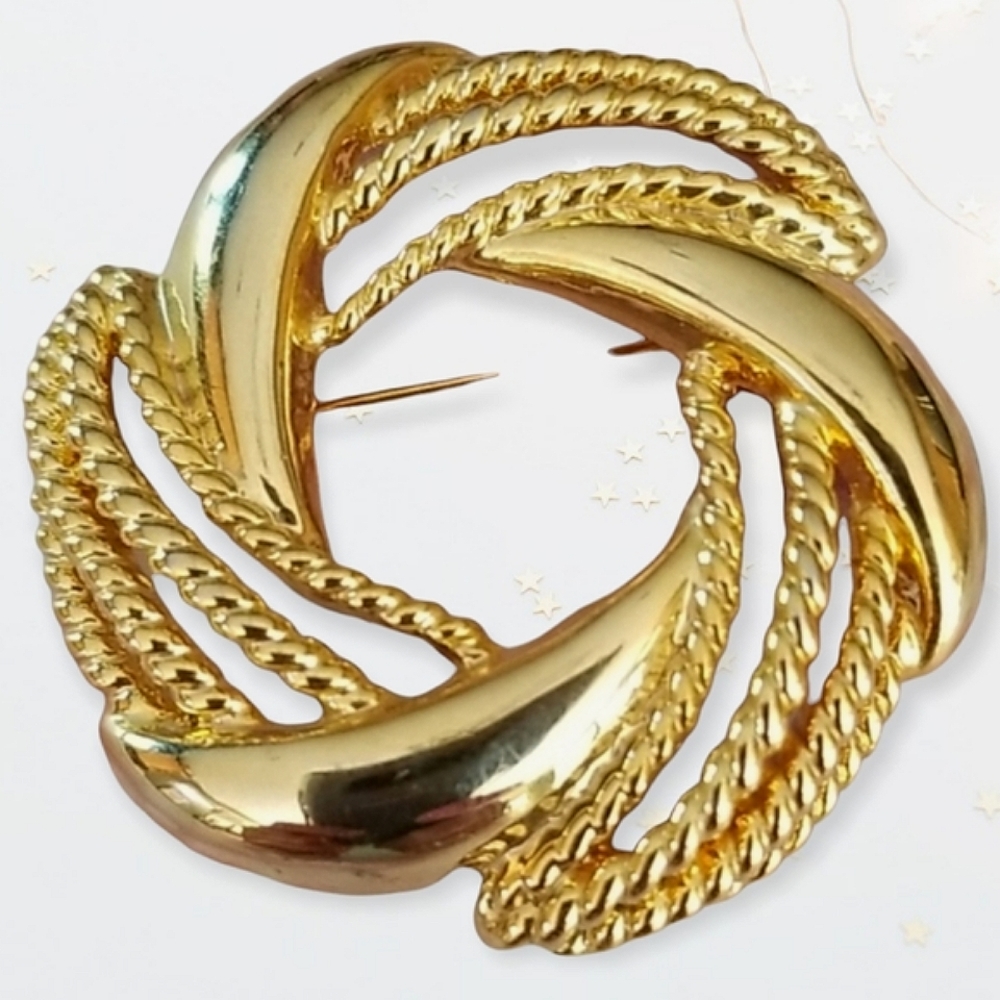 Vintage Mid Century Goldtone Rope Design Wreath Brooch Pin - Picture 5 of 15